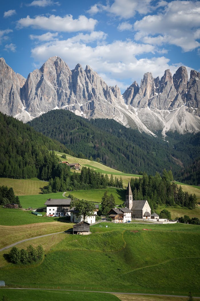 idyllic-alpine-village-in-italian-dolomites-32563290